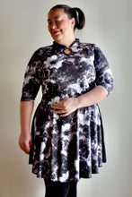 Load image into Gallery viewer, Black and White Floral / Floral noir et blanc
